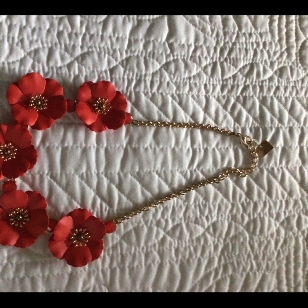 CORAL & GOLDTONE NECKLACE